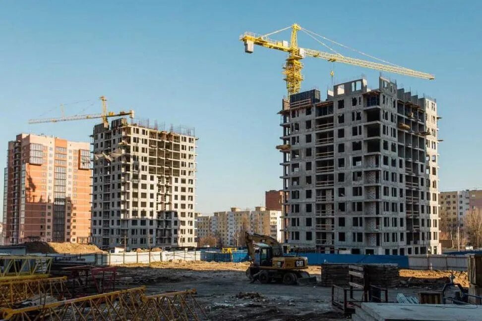 Строительство жилья. Стройка в ростове на дону 2022. Строительство жилья рост. Новостройки стройка. Стройка многоэтажки.