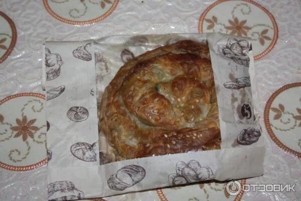 Пятерочка выпечка улитка греческая с курицей. Греческая улитка из пятерочки. Улитка греческая с мясом калорийность. Улитка греческая с творогом пятерочка калорийность. Косичка с мясом и картошкой.