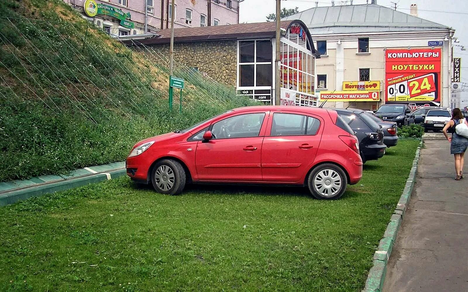 Парковка на тротуаре во дворе жилого дома. Парковка на газоне. Газон авто. Машина припаркована на газоне. Тротуар парковка машины.