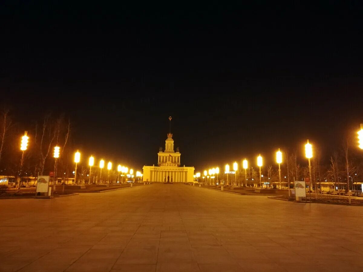 Парк ВДНХ вечером. Парк ВДНХ ночью. ВДНХ вечером летом. ВДНХ вечером фото.