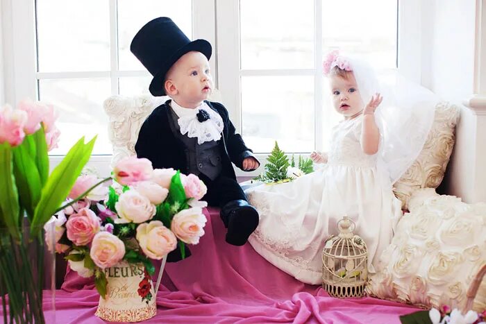 ранние браки. дети жених и невеста. невесты в свадебных платьях. дети жених и невеста. маленькие жених и невеста.