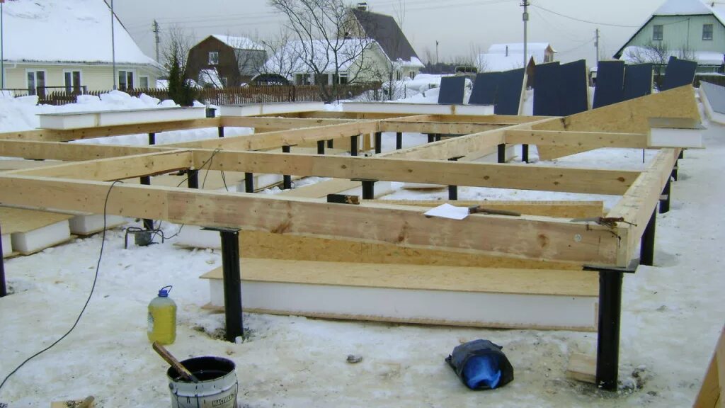 Винтовые сваи под сип панели. Цокольное перекрытие — сип. Дом из сип панелей на винтовых сваях. Цокольное перекрытие из сип панелей. Фундамент под сип.