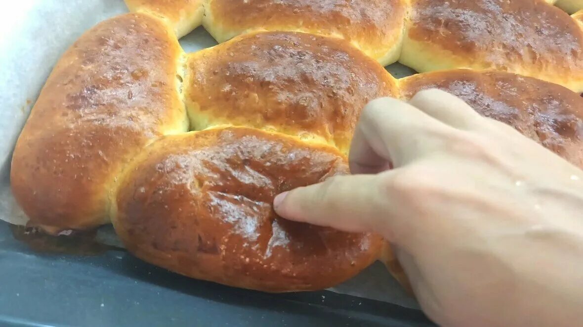 Тесто на пышные пирожки на воде. Воздушное дрожжевое тесто. Тесто для пирожков. Дрожжевое тесто для пирожков. Тесто на пирожки дрожжевое.