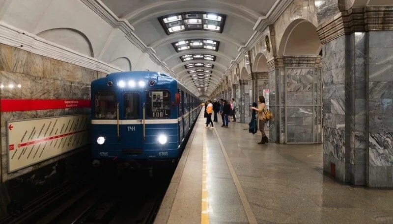 Сколько ездит метро. Станция МИТРО. Скорость поезда в метро Санкт-Петербурга. Поезд метро. Скорость поезда в метро.