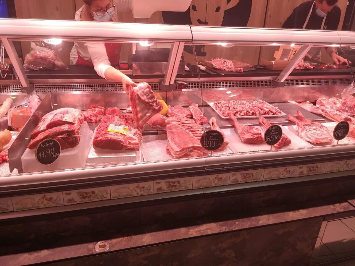 Аюп мясной отдел москворецкий рынок. Мясной прилавок. Продавец мясного отдела. Продавщица в мясном отделе. Детали для торговли мясом.