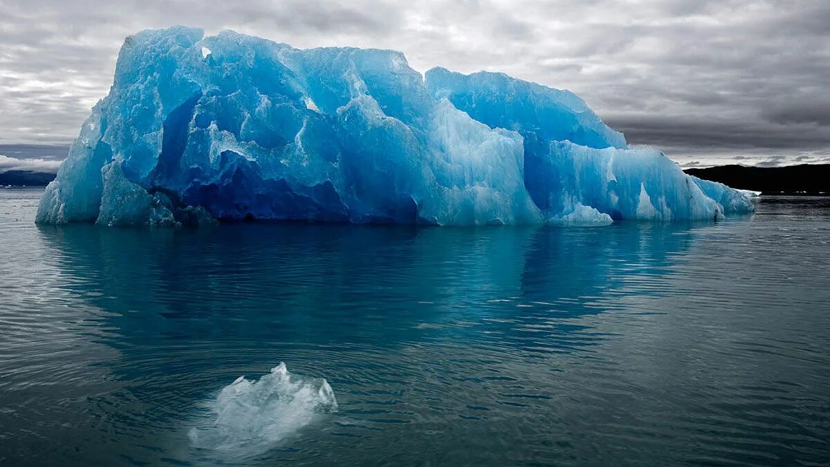 Растает весь океан. Айсберг. Антарктика. Айсберг в воде. Вода в виде льда.