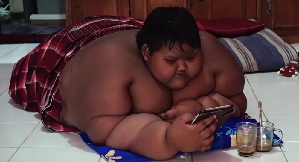 Жирные мальчики сумоисты. Лу хао самый толстый ребенок в мире. Самому толстому мальчику в. Самому толстому мальчику в. Самый толстый мальчик арья пермана.