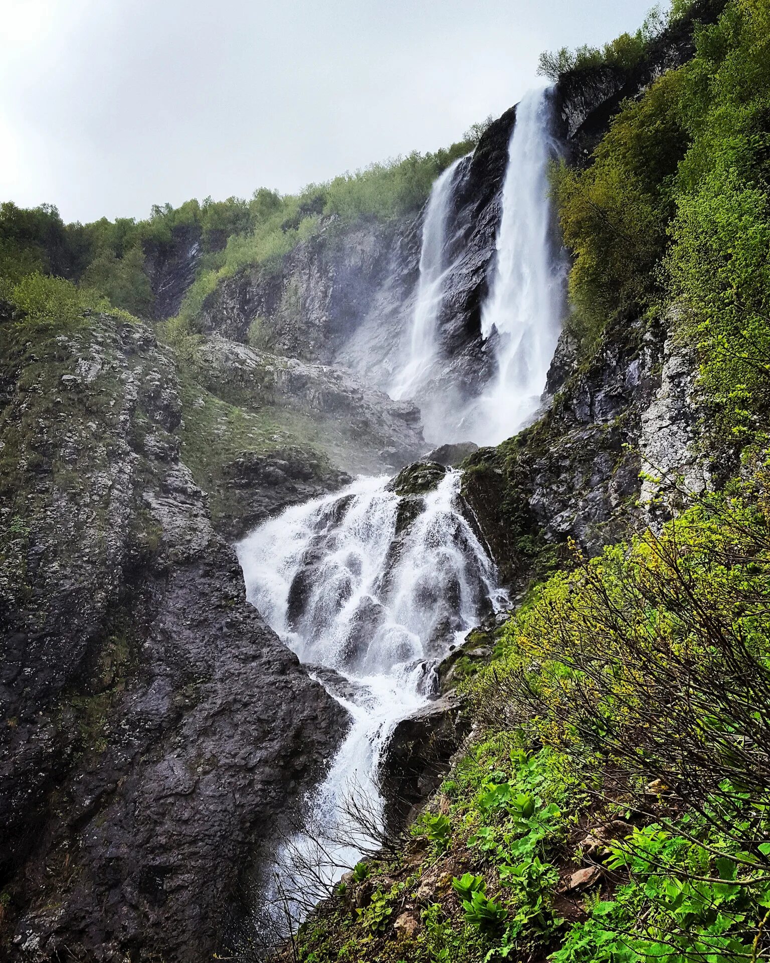 Водопад на красной поляне поликаря. Водопад кейва красная поляна. Поликаря фото. Поликаря красная поляна. Адлер водопад поликаря.
