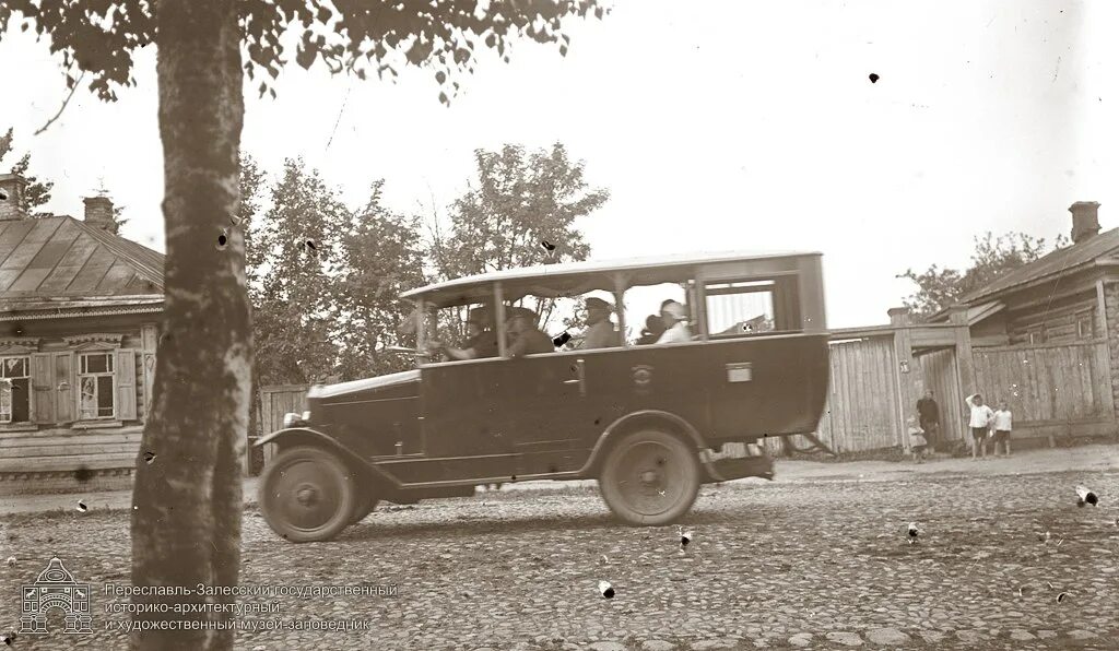 Первый автобус 25. Первый автобус. Автобусы 1920 годов. Автобусы Пермь в 1926 году. Автобус 1926 года.