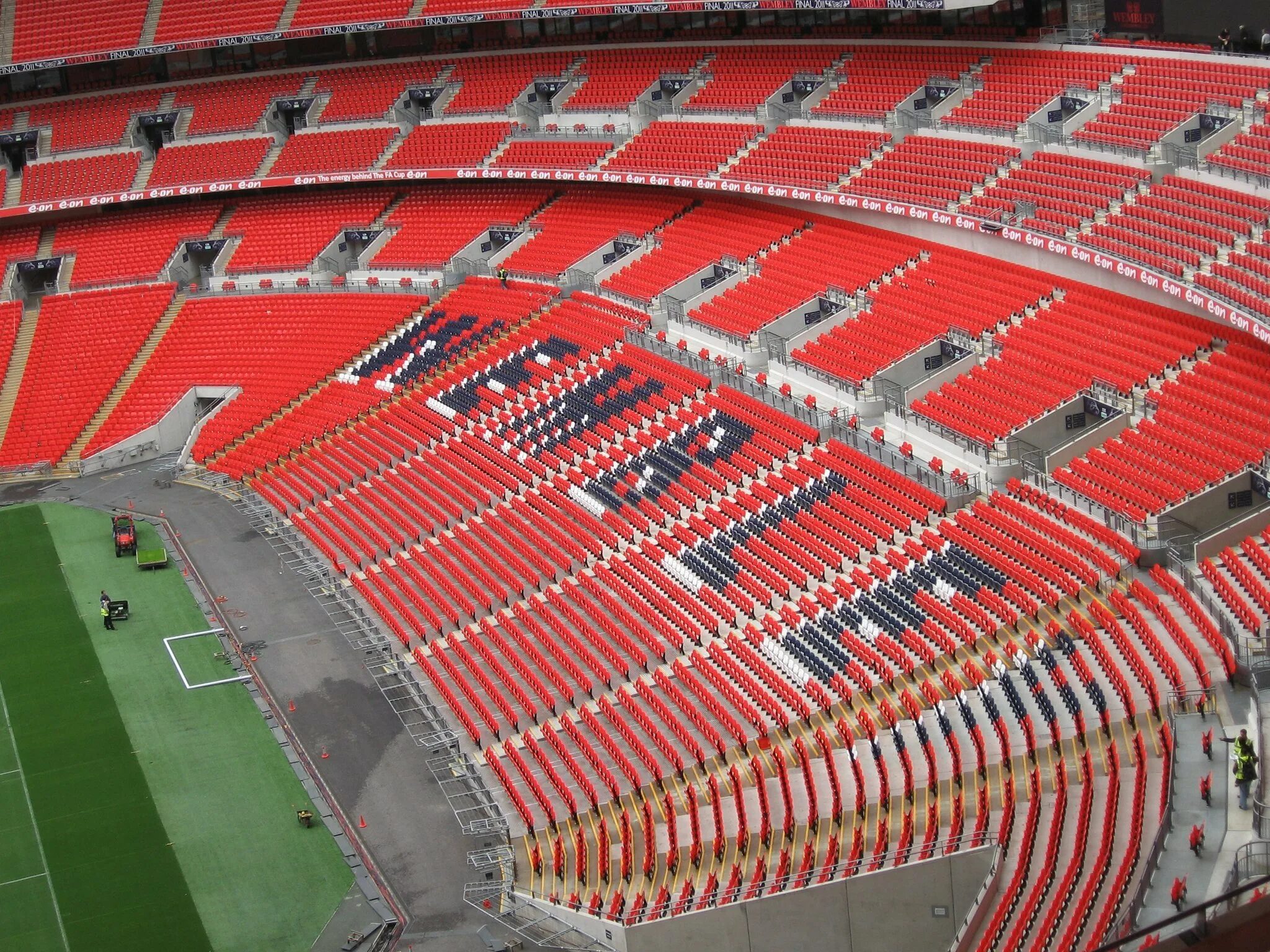 Какая вместимость стадиона. Стадион Уэмбли. Стадион Уэмбли в Лондоне. Wembley Stadium 1990. Стадион Уэмбли трибунфыф.