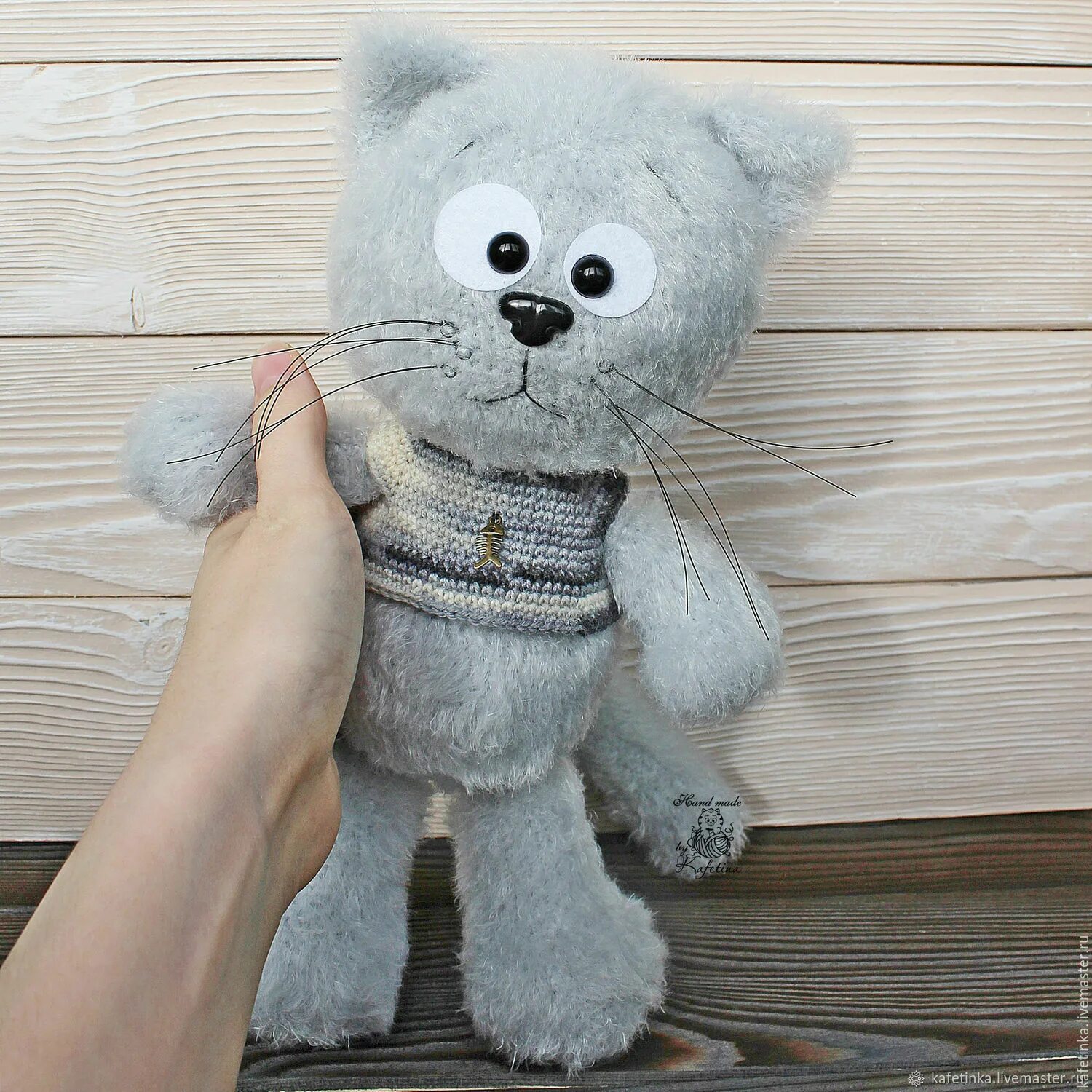 Купить кота дремоту. Мягкая игрушка trudi помпео. Вязаные плюшевые коты. Необычные мягкие игрушки. Кот император игрушка мягкая.