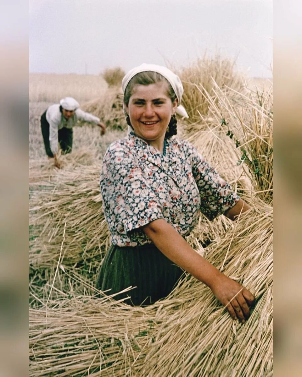 Фотосессия в стиле крестьянки. Девушка колхозница. Русские крестьянки. Девочка колхозница руки. Колхозница модница.