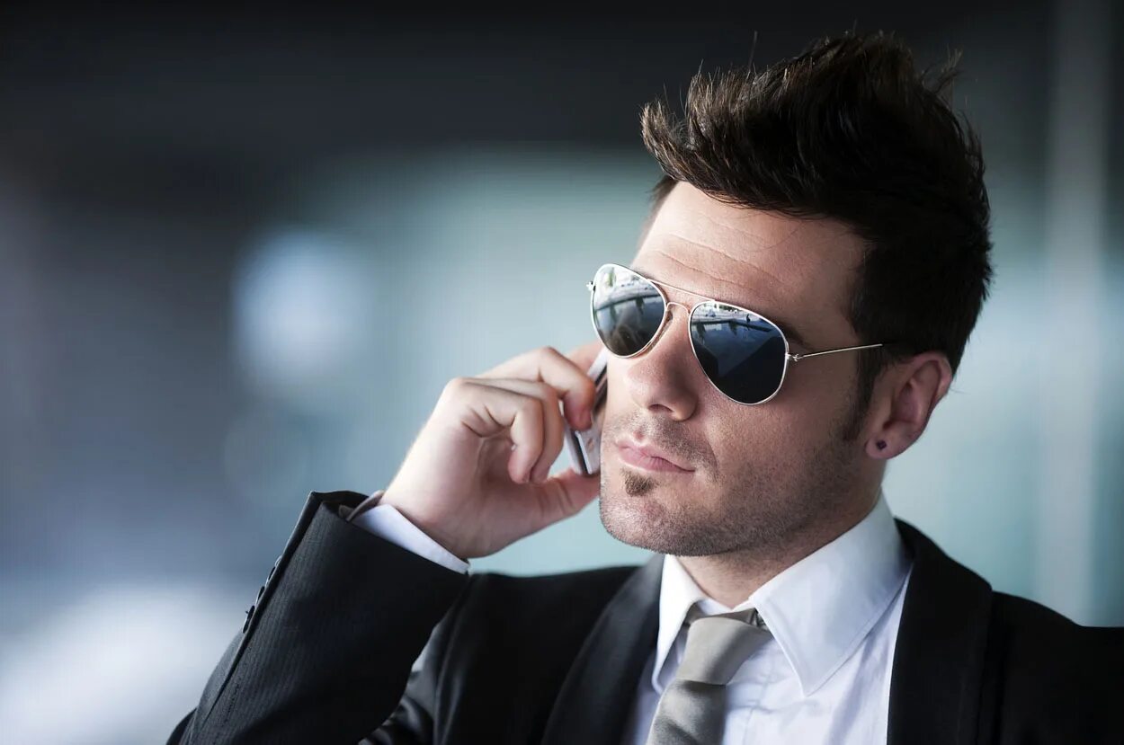 Примеры серьезных. Серьезный мужчина в костюме. Серьезный бизнесмен. Стоун райли миллиардер. Примеры серьезных.