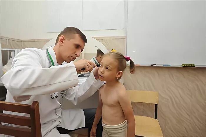 детский школьный медосмотр. профилактические осмотры детей. осмотр ребенка. осмотр в детском доме. школьники на медосмотре.