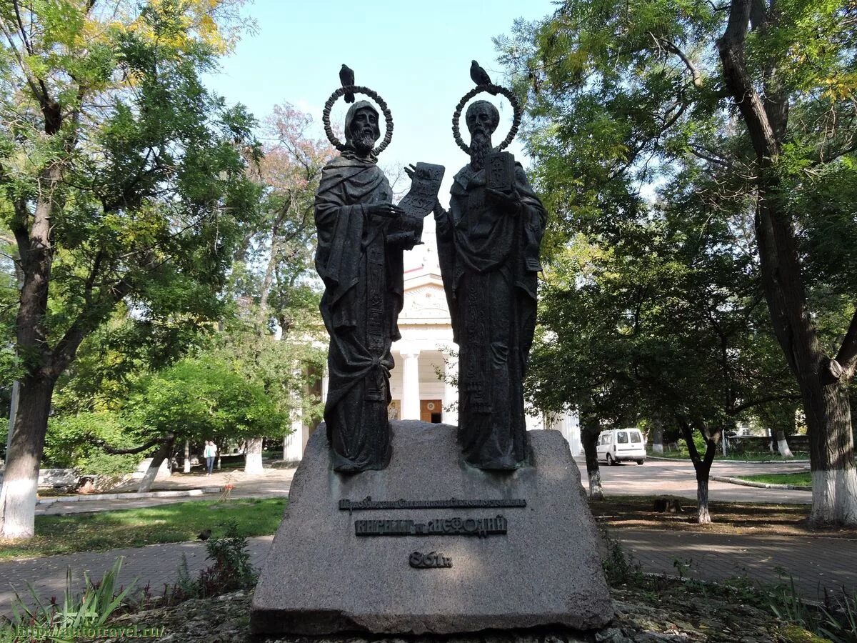 Памятник мефодию. Памятник кирилла и мефодия севастополь. памятник кириллу и мефодию в севастополе. кирилл и мефодий памятник севас. изображение памятника кирилла и мефодия в севастополе.