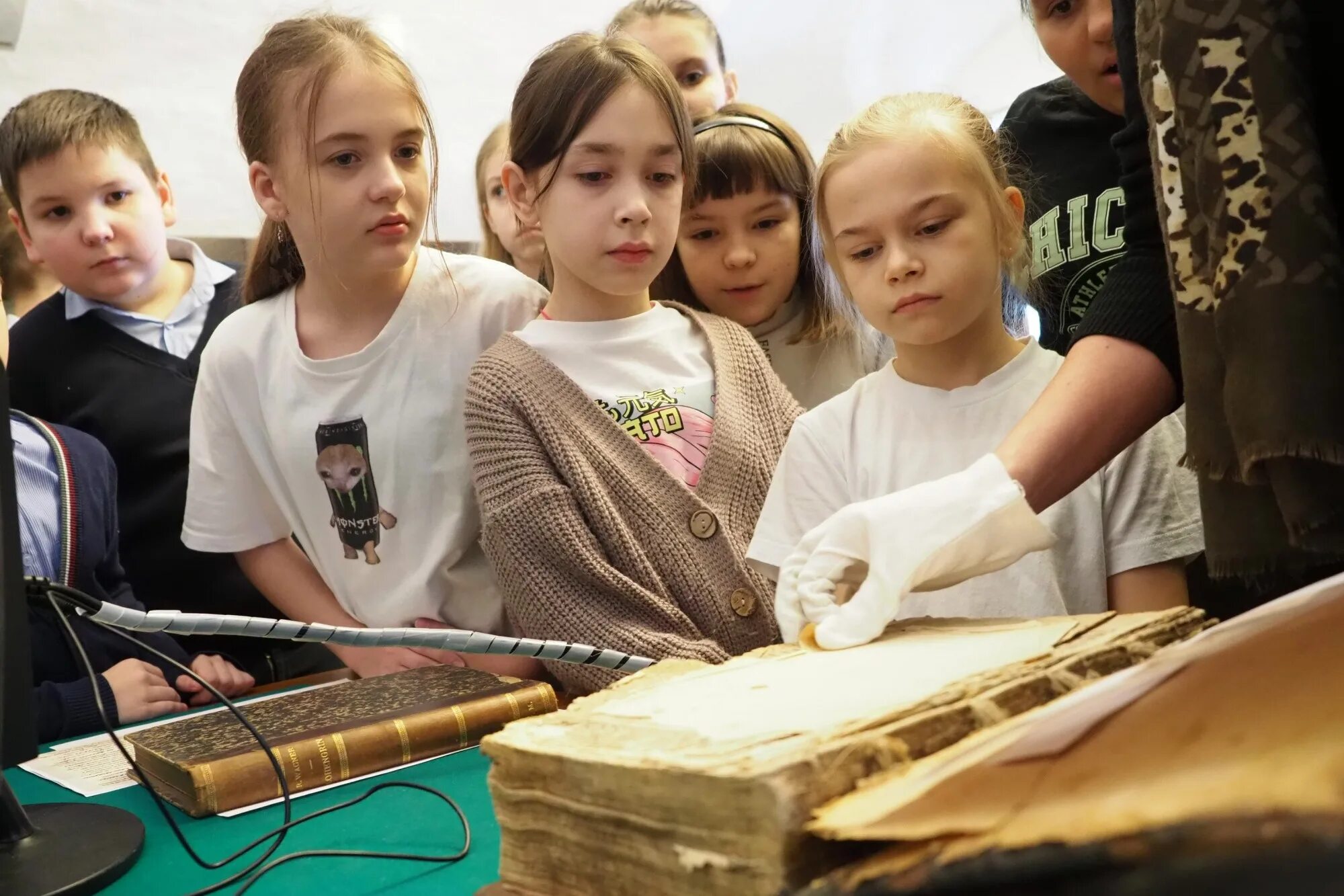 Доступный музей. Дети на квесте историческом. Музей фонда поколений. Школьники и история. Школьники Россия без формы.