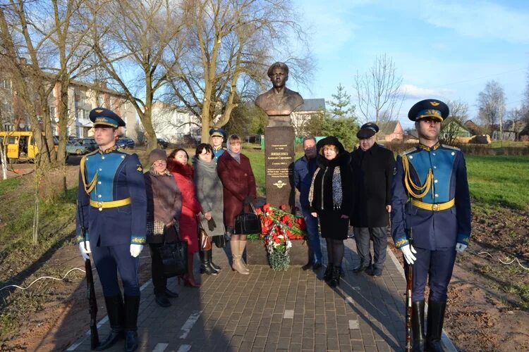 Погода бежаницы на неделю псковская. Сквер псковских десантников Бежаницы. Сквер десантников в Бежаницах. Бежаницы сквер десантников Псковская область. Памятники Бежаницы.