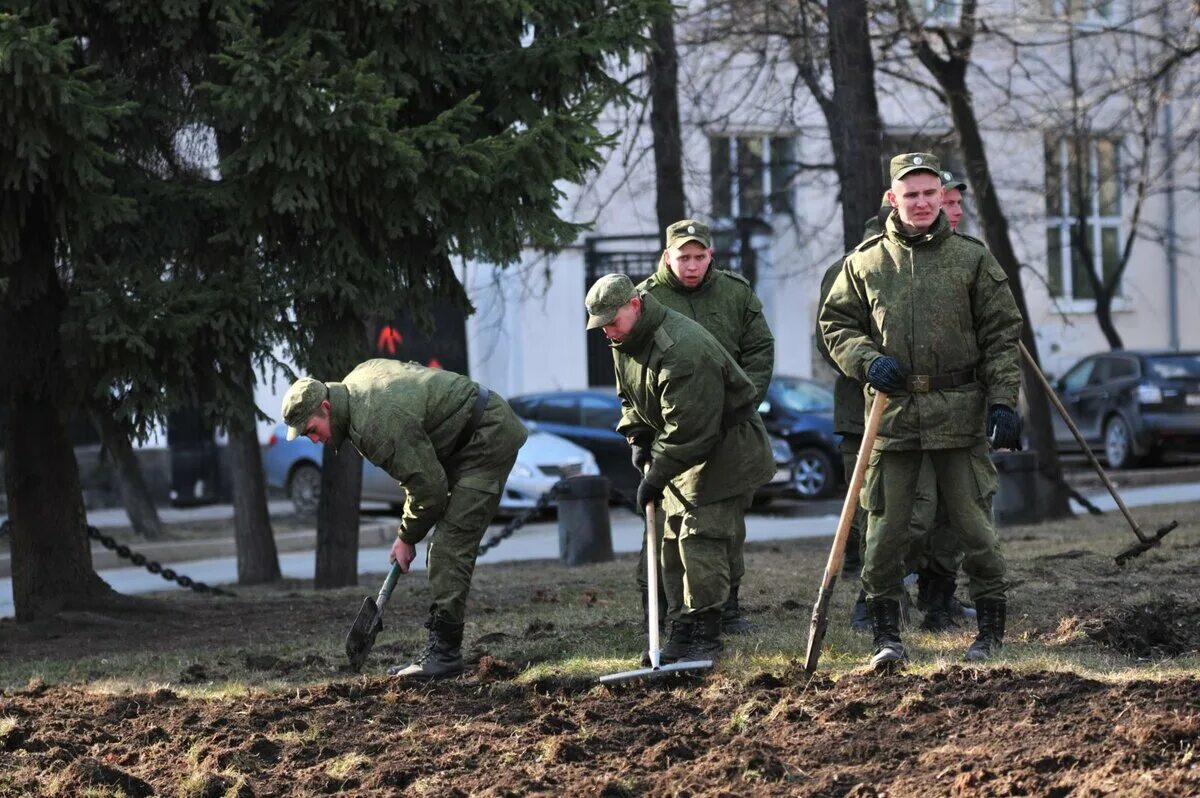 Солдат уборка. Солдаты убираются. Хозяйственный день в армии. Уборка территории в армии. Почему солдаты не хотят