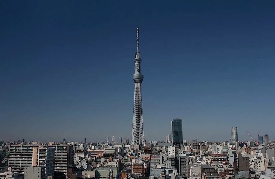 Мир и башня сочетание. Небоскреб skytree в токио. самая высокая телебашня в токио и в мире. небесное дерево токио – вторая по высоте телебашня в мире.. старая и новая телебашня в токио.