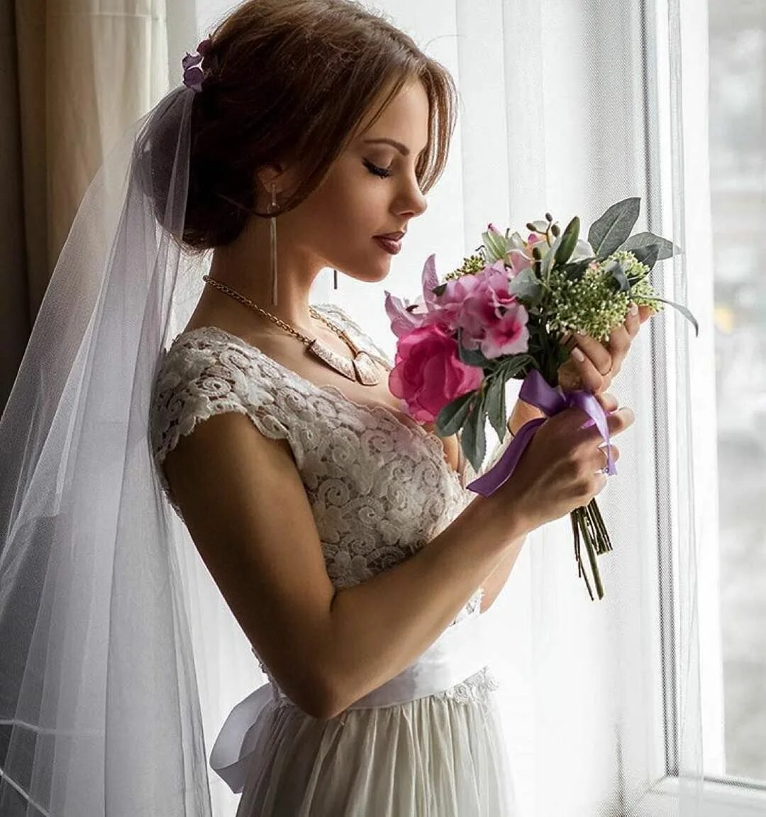 Женщины на свадьбе. Красивая невеста. Родители жениха на свадьбе. Свекровь и невеста. Муж и невеста.