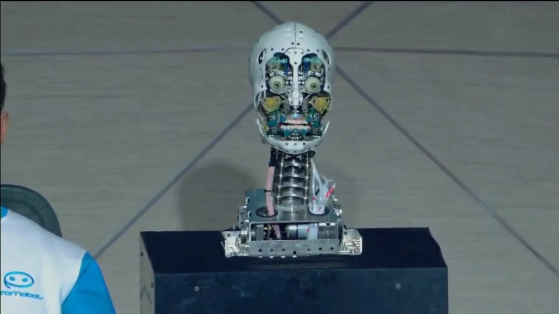 Robots tv. Промобот Алекс. Первый человекоподобный робот. Мимика робота.