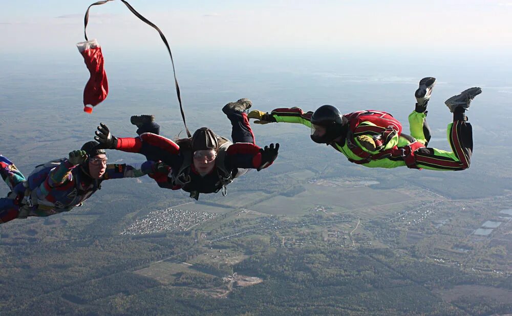 прыжки с парашютом кадеты ставрополь. ставрополь авиационная. прыжок с парашютом ессентуки. парашютные прыжки. фото пастуха в поле и прыжки парашютистов.