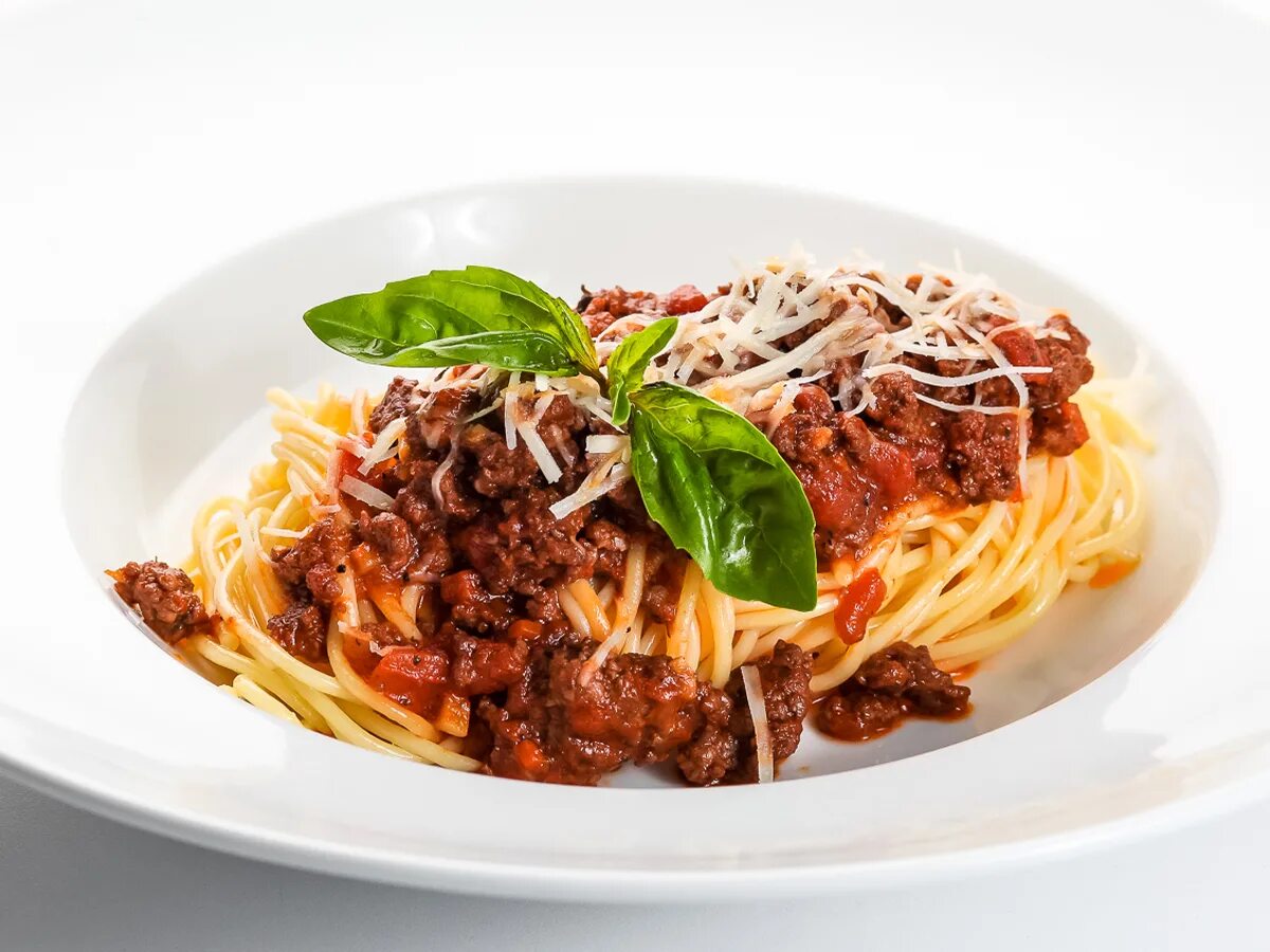 Макароны с фаршем и грибами. Спагетти с фаршем. Фетучини болоньезе. Паста болоньезе с грибами. Паста болоньезе с фаршем и помидорами.