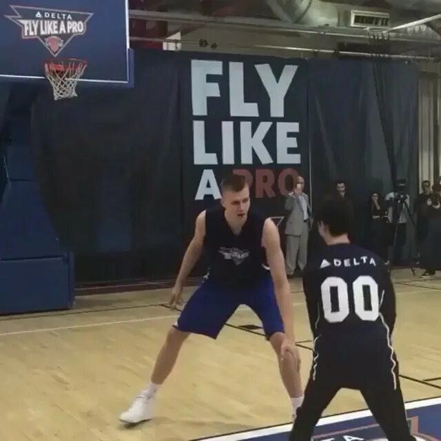 Put the moves on. Флоатер бросок. hit the dab перевод.