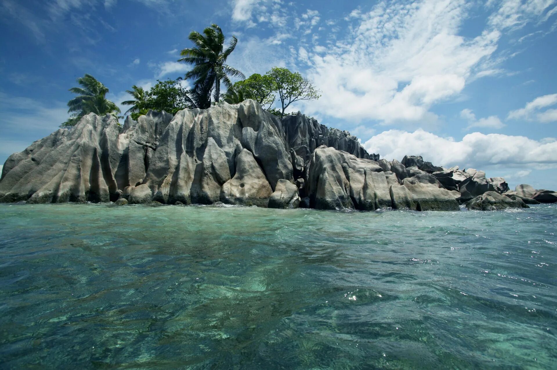 Juizy island. Сейшелы остров Исланд. Сейшельские острова необитаемые острова. Острова индийского океана Сейшелы. Остров Муайен Сейшелы.