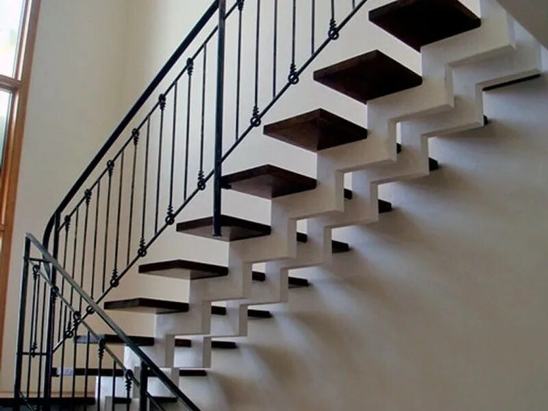 Ступени косоур из профильной трубы 40 40. Лестница на монокосоуре металл. Металлическая лестница. Металлокаркасы лестниц. Лестница металл ln-402.