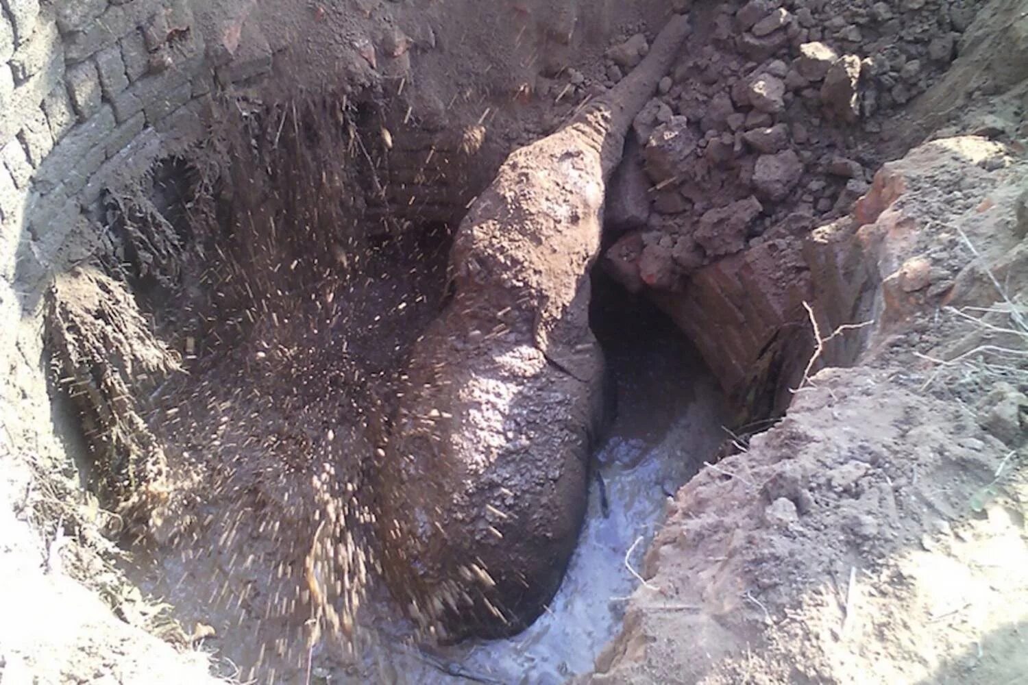 вести омск ребенок провалился. копает яму. малыш из ямы. иловые ямы. яма.