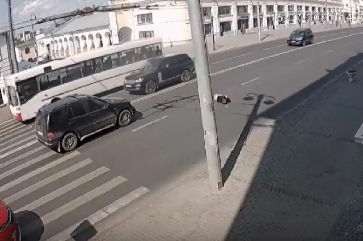 У цума сбили девушку. В Москве сбили девушку на пешеходном переходе. Девушка сбила троих детей на пешеходном. Муж сбитой в центре Владимира на зебре. Пешеходный переход аввоия.