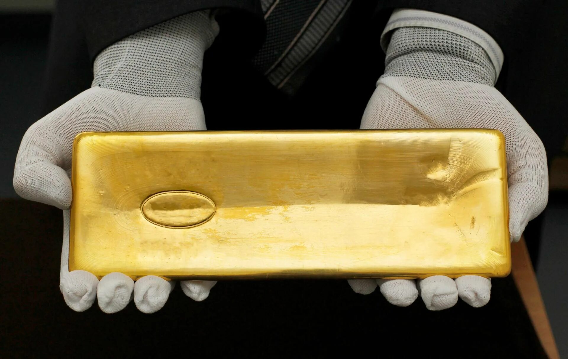 Масса слитка золота 999 пробы. Вес стандартного слитка золота 999 пробы. Слиток золота 16 кг. Золото 1 кг слиток России.