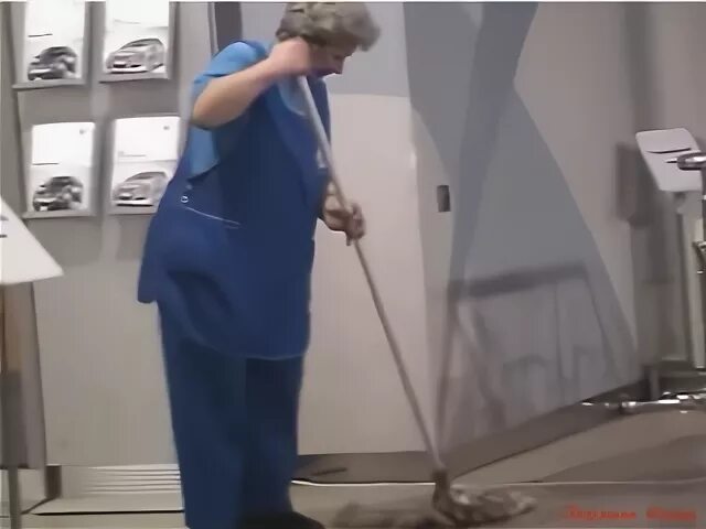 Уборщица с большим