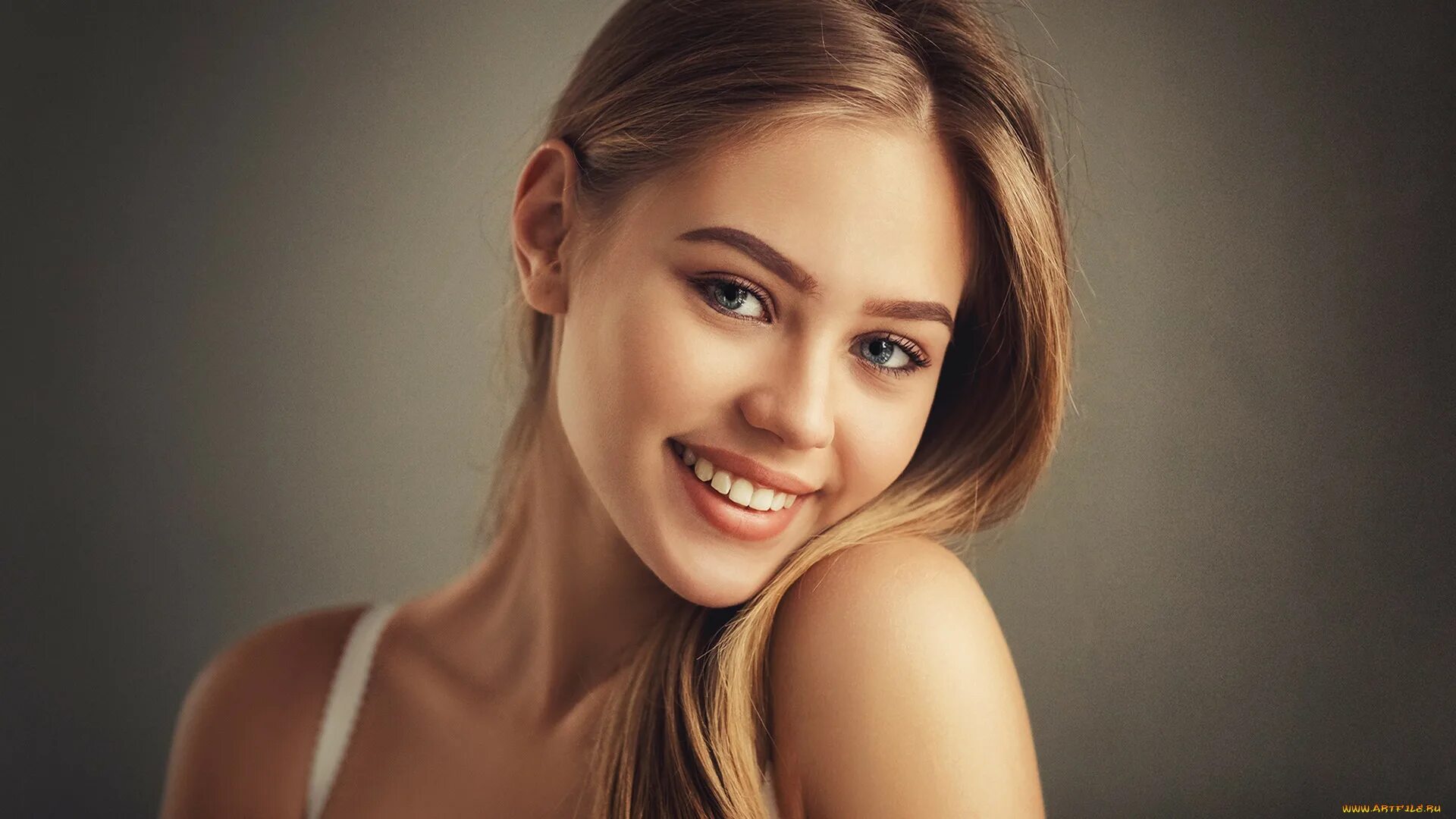Лицо симпатичной девушки