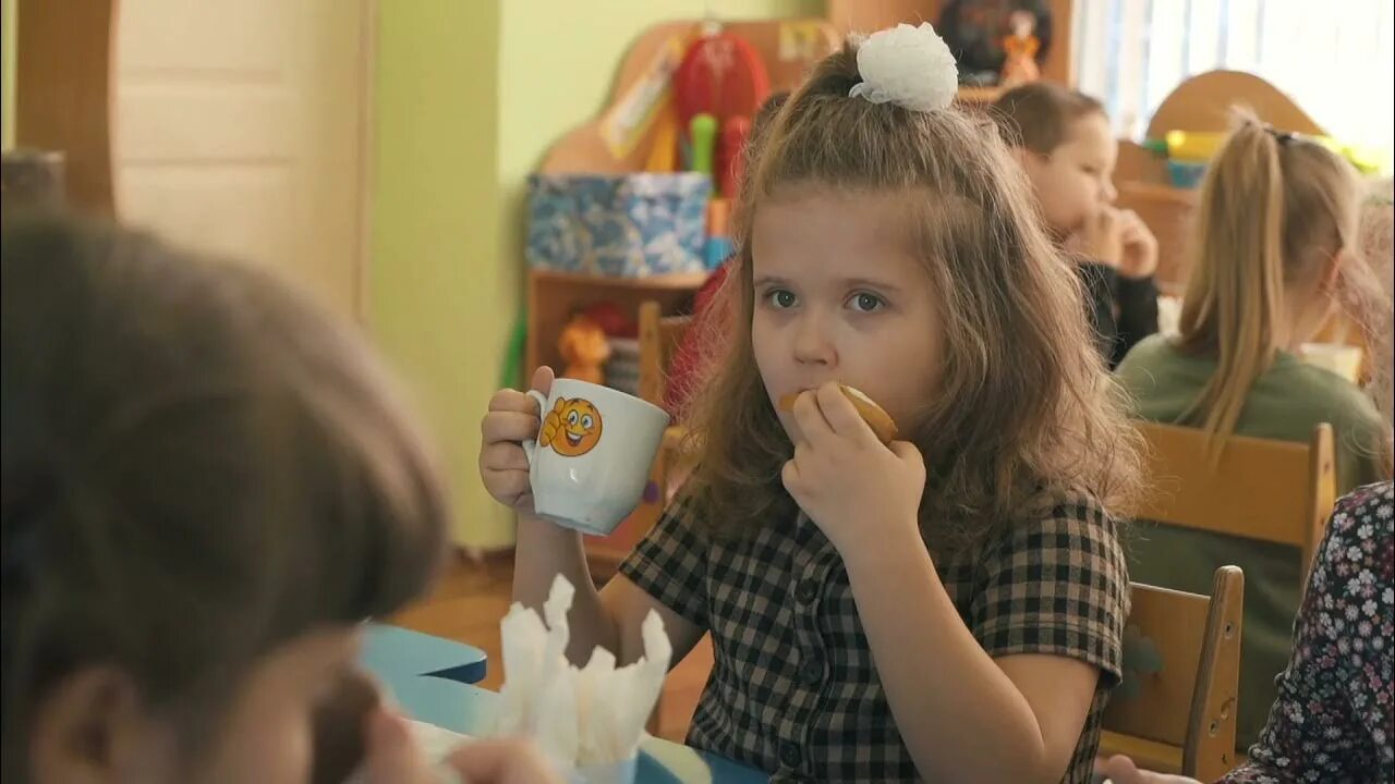 Видеоряд про школу. Видео уроки для детей 5-6 лет. Подготовка к школе 6-7 лет. Школа видео для дошкольников. Настя и папа в школе.