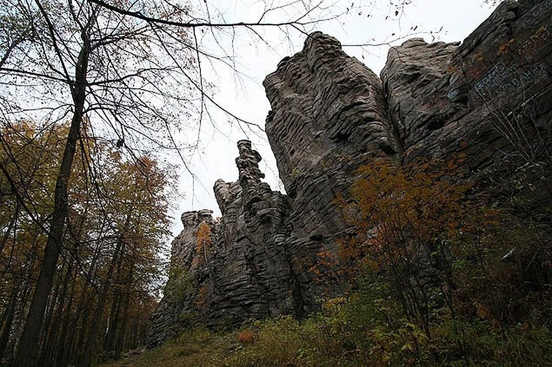 Семь братьев новоуральск. Скалы семь братьев свердловская область. Гора семь братьев урал. Семь братьев свердловская область. Скалы «семь братьев» и «три сестры».