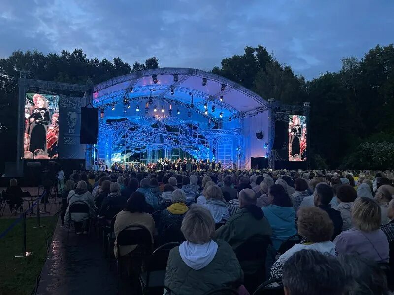зимний международный фестиваль искусств. платья российских звезд на красной дорожке. московский международный кинофестиваль 1959. во сколько открытие фестиваля. волгоградский кинофестиваль красная дорожка.