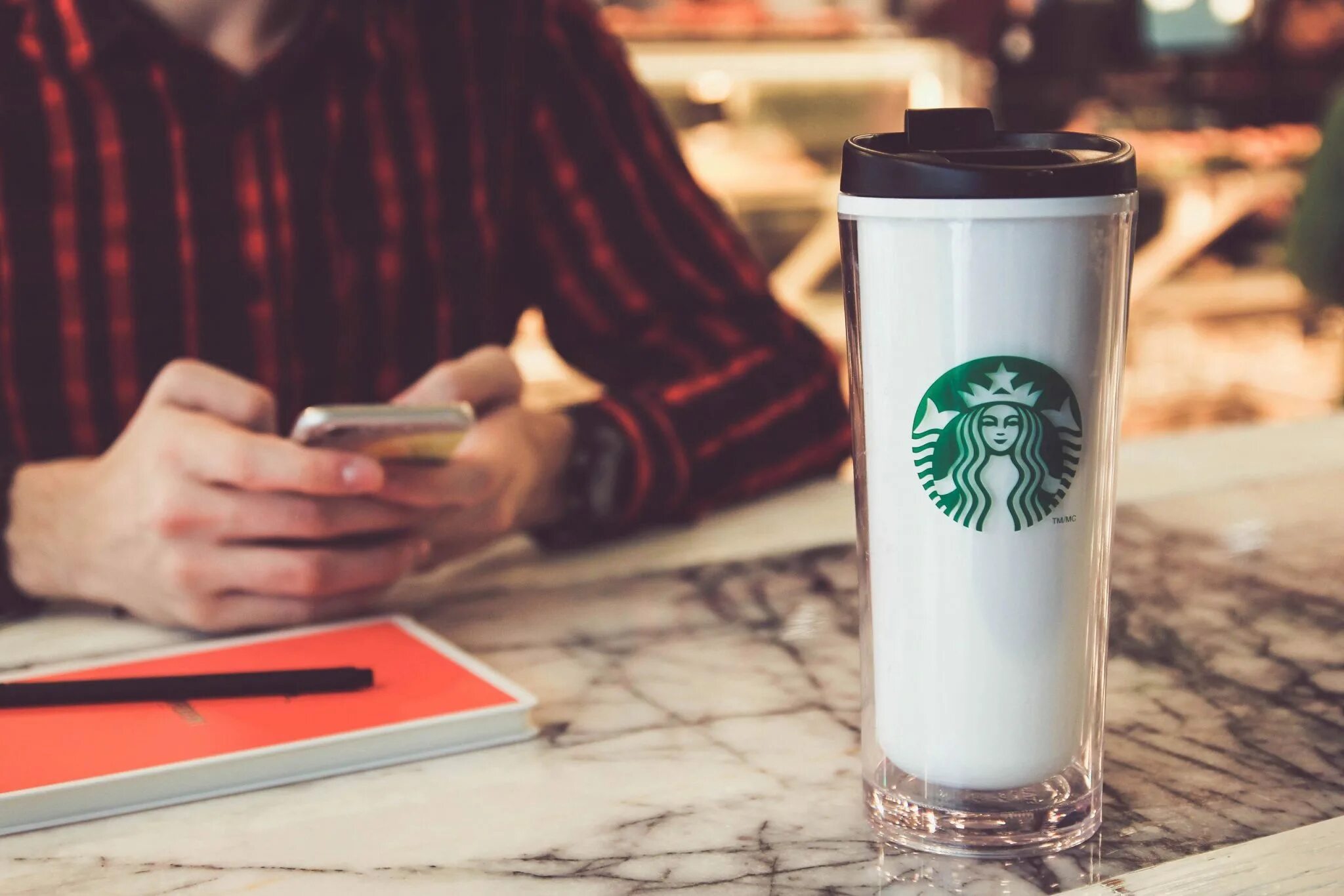 старбакс кофе. новогодний стакан старбакс. стаканчик кофе из старбакса. стакан старбакс. стаканчик кофе старбакс.