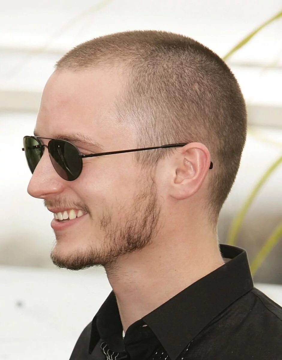 Мужская стрижка машинкой под 3. Buzz Cut стрижка мужская. Мужские стрижки 2022 Buzz Cut. Стрижка Buzz Cut с залысинами. Buzz Cut Mohawk стрижка.