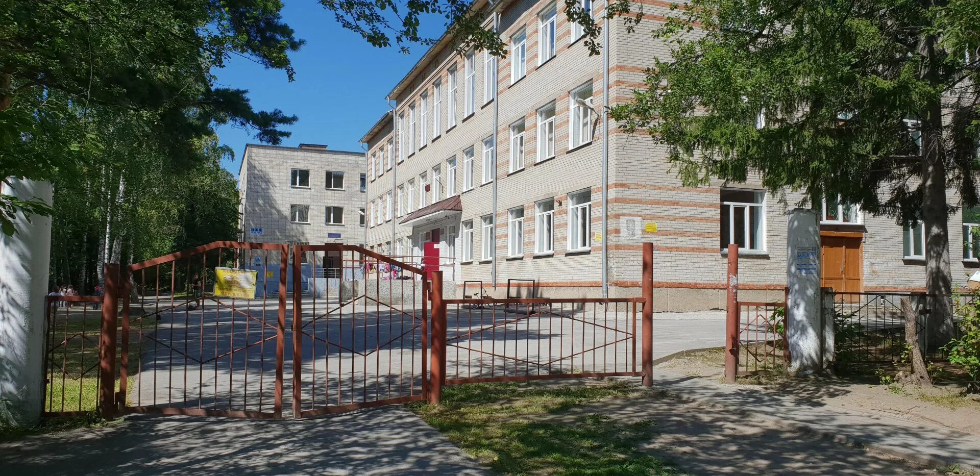Третья гимназия новосибирск. Гимназия 3 в академгородке старое здание. Школа новосибирск академгородок. Третья гимназия новосибирск. Гимназия 3 академгородок новая.