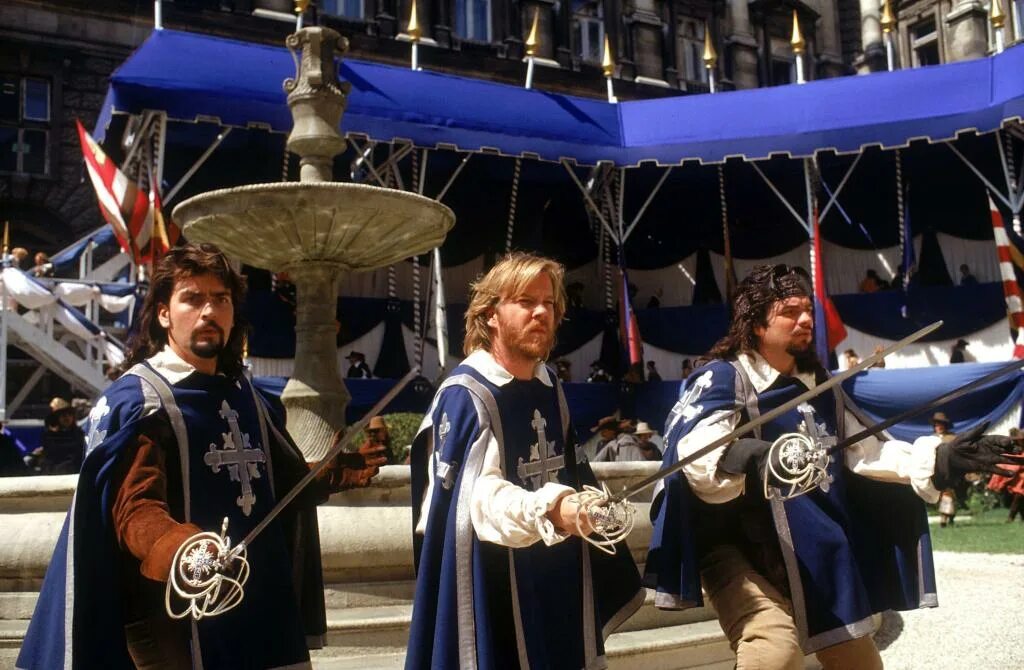 Три мушкетера третья часть. Три мушкетера the three Musketeers 1993. Оливер Платт 1993 три мушкетера. Три мушкетера Англия 1993.