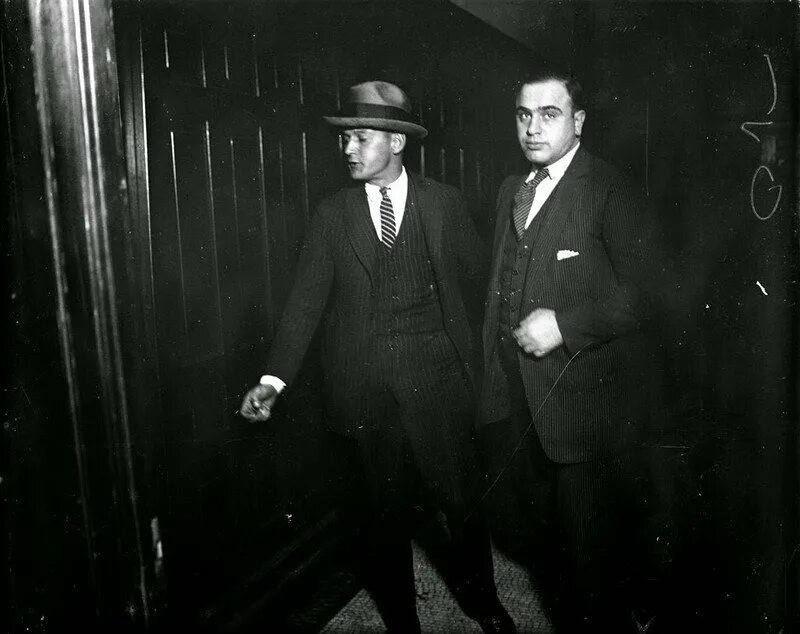 Гангстеры 30 годов. Гангстеры 1930 гангстеры америка. Гангстеры сша 30-х. Аль капоне гангстеры чикаго. Мафия в сша 1930-е.