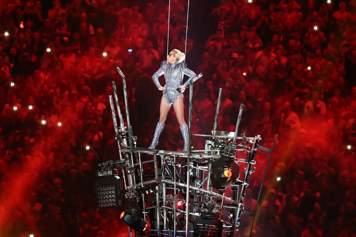 Да я джеркаю на сцене. Леди Гага на сцене. Леди Гага выступление. Леди Гага концерт. Леди Гага с микрофоном.