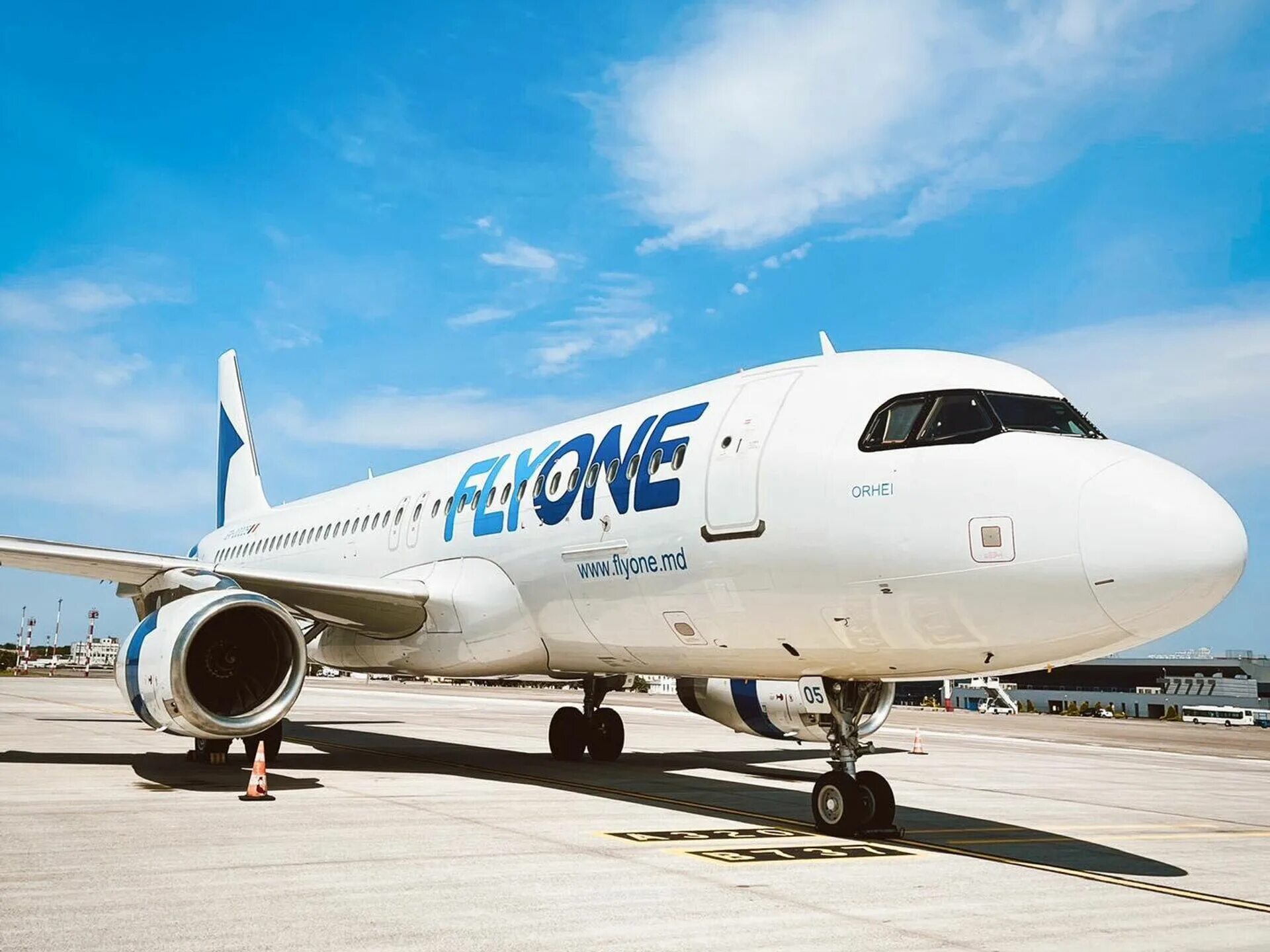 Flyone eu. Авиакомпании flyone Armenia. Fly one Armenia самолеты. Flyone авиабилеты. А-320 flyone Armenia.