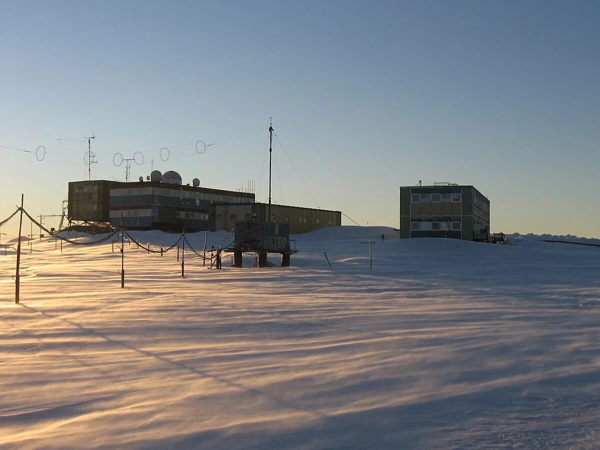 Первые антарктические станции. Антарктическая станция Мирный 1956. Станция Мирный в Антарктиде. Русско антарктическая станция Мирный. Российская Полярная станция Мирный.