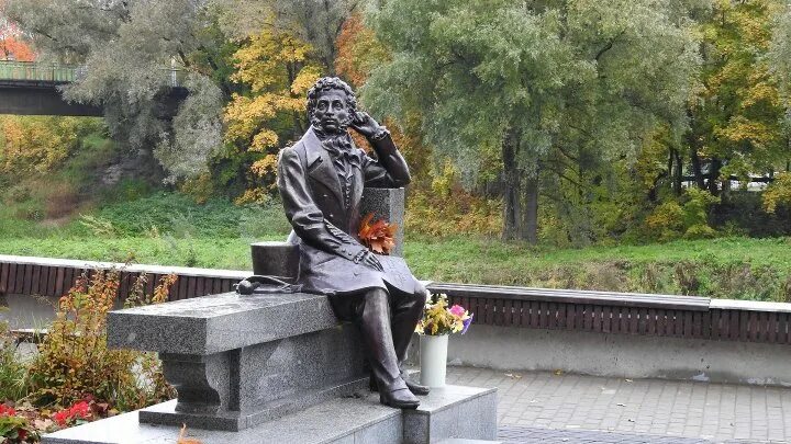 Памятник пушкину в царском селе. Город луга пушкин. Есть в россии город луга пушкин. Пушкин город луга. Город луга памятник пушкину.