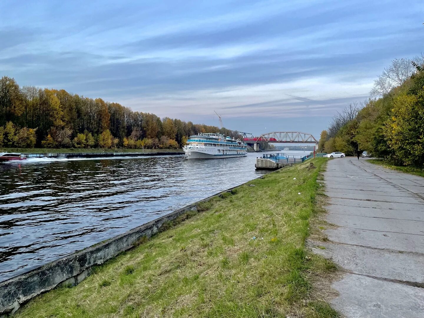 Каналы реки ея. Речной канал. Река Кан. Каналы и реки Екатеринбурга. Картинки реки Кан.