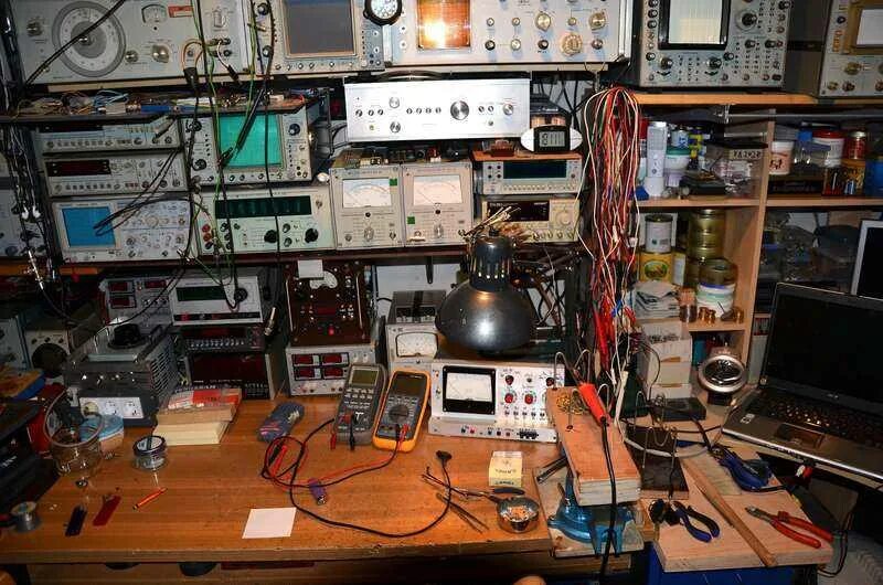 Лаборатория радиолюбителя. Уголок радиолюбителя. Прибор радиолюбителя. Рабочее место радиолюбителя.
