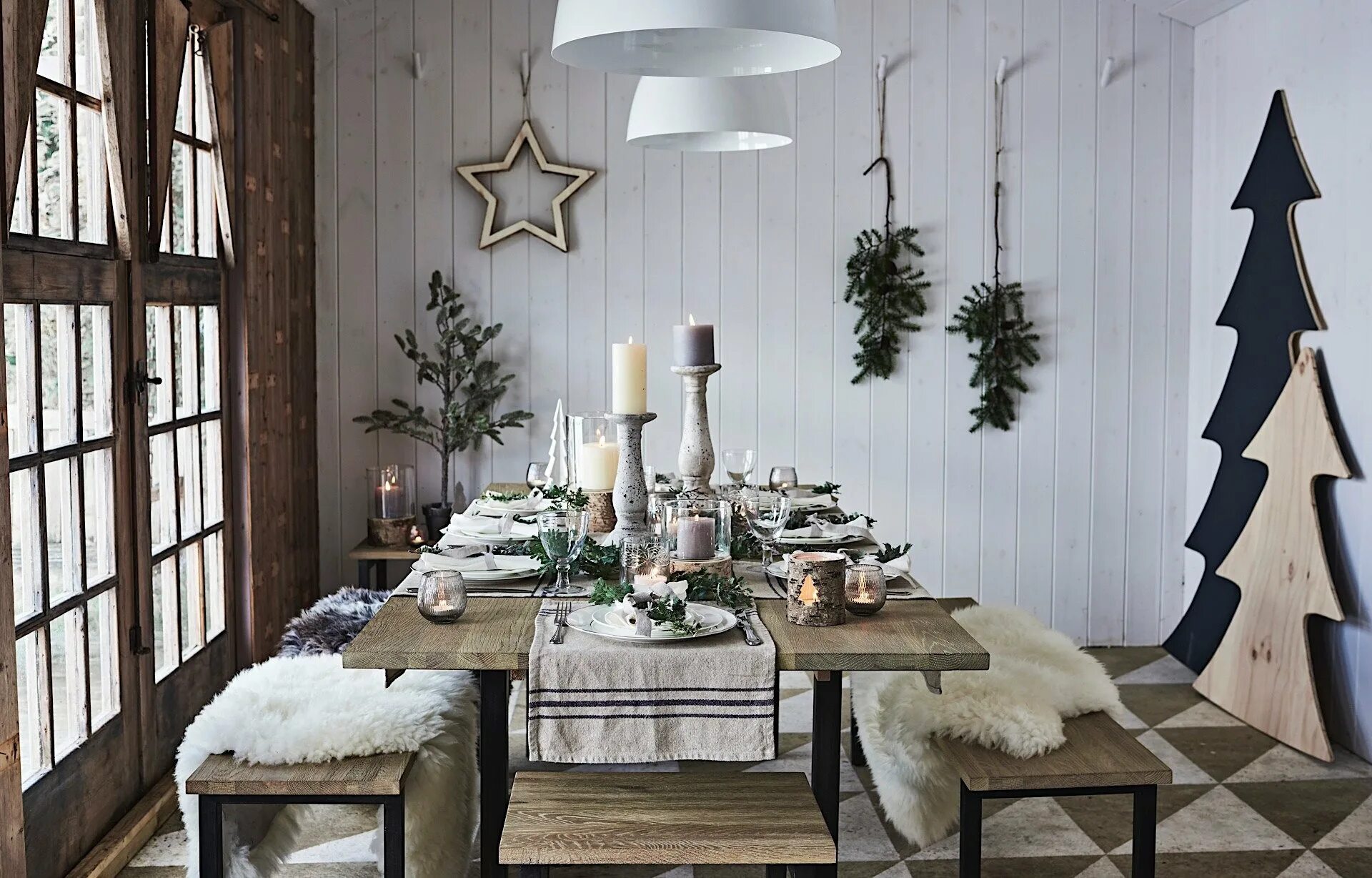 новогодние украшения на стену. елочные игрушки в стиле хюгге. украшение кабинета к новому году в скандинавском стиле. новогодний декор в скандинавском стиле. новогодний декор.